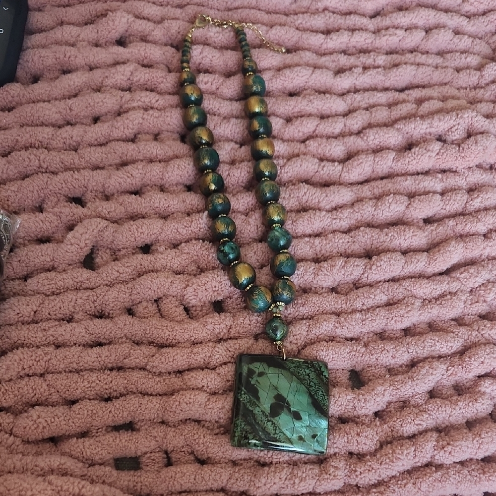 Chic Green and Gold Beaded Necklace